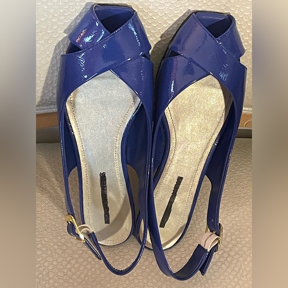 Newport News Sapphire Blue Leather Toe Open Low Sandal sSize 9.5 M - Picture 4 of 8